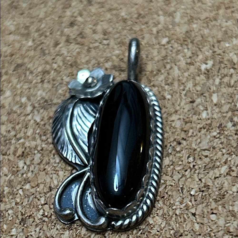 Chic Black and Silver Floral Pendant Necklace
